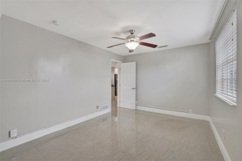 House in Hollywood, Florida 3 bedrooms, 119.1 sq.m. № 1376004 - photo 24