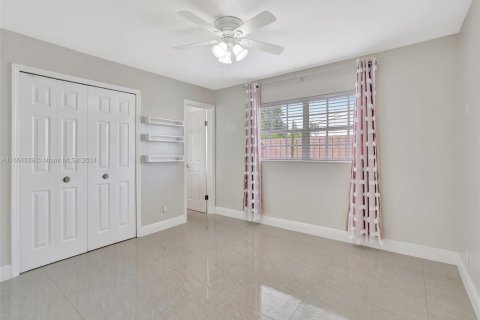 House in Hollywood, Florida 3 bedrooms, 119.1 sq.m. № 1376004 - photo 20