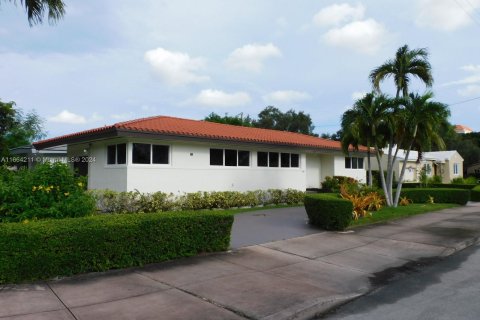 Villa ou maison à vendre à Coral Gables, Floride: 2 chambres, 118.17 m2 № 1375902 - photo 3