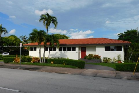 Villa ou maison à vendre à Coral Gables, Floride: 2 chambres, 118.17 m2 № 1375902 - photo 1