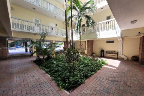 Condo in Fort Lauderdale, Florida, 2 bedrooms  № 1407822 - photo 17