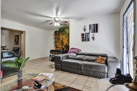 House in Lauderhill, Florida 6 bedrooms, 191.75 sq.m. № 1179828 - photo 28