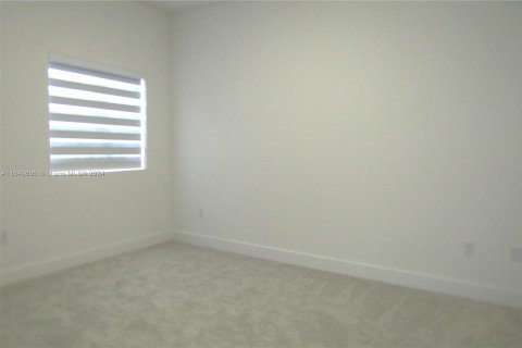 House in Miami, Florida 4 bedrooms, 240.25 sq.m. № 1332755 - photo 18