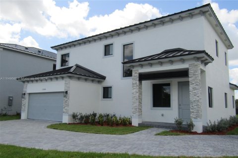 House in Miami, Florida 4 bedrooms, 240.25 sq.m. № 1332755 - photo 23