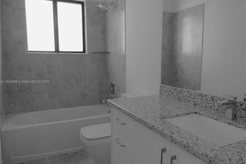 House in Miami, Florida 4 bedrooms, 240.25 sq.m. № 1332755 - photo 10