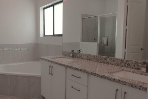 House in Miami, Florida 4 bedrooms, 240.25 sq.m. № 1332755 - photo 12