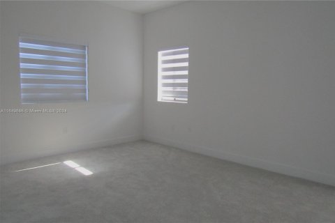 House in Miami, Florida 4 bedrooms, 240.25 sq.m. № 1332755 - photo 6