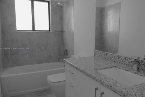 House in Miami, Florida 4 bedrooms, 240.25 sq.m. № 1332755 - photo 5