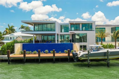 House in Miami, Florida 5 bedrooms, 761.8 sq.m. № 1096009 - photo 4