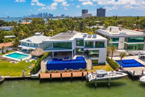 House in Miami, Florida 5 bedrooms, 761.8 sq.m. № 1096009 - photo 5