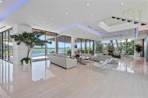 House in Miami, Florida 5 bedrooms, 761.8 sq.m. № 1096009 - photo 12