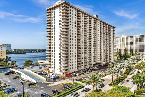 Condo in Sunny Isles Beach, Florida, 1 bedroom  № 1207837 - photo 4