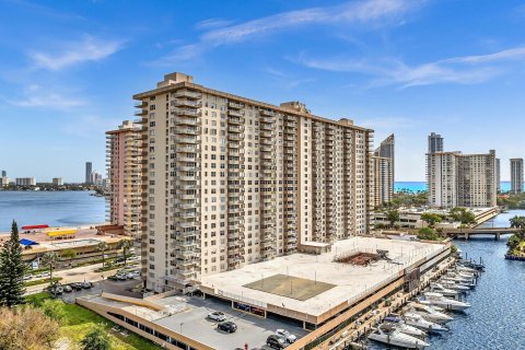 Condominio en venta en Sunny Isles Beach, Florida, 1 dormitorio, 87.61 m2 № 1207837 - foto 3