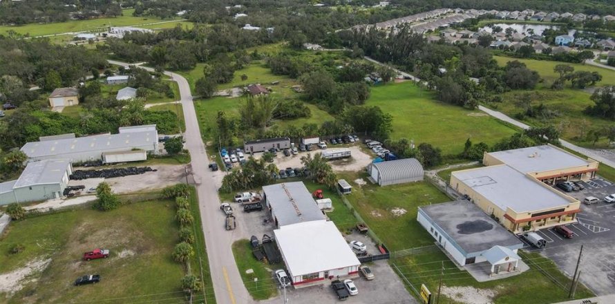 Commercial property in Punta Gorda, Florida 278.71 sq.m. № 733630