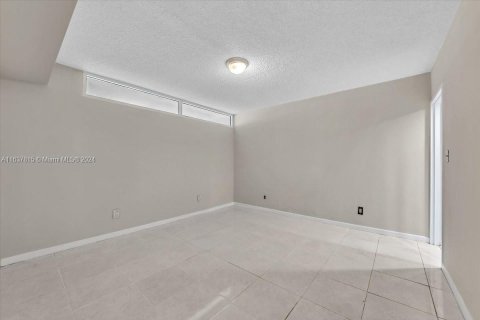 Condo in Miami Beach, Florida, 2 bedrooms  № 1309797 - photo 21