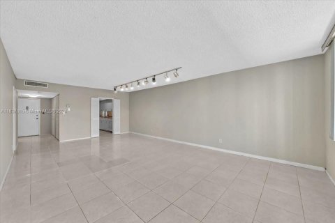 Condo in Miami Beach, Florida, 2 bedrooms  № 1309797 - photo 12