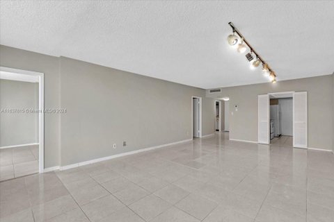 Condo in Miami Beach, Florida, 2 bedrooms  № 1309797 - photo 13