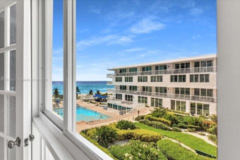 Copropriété à vendre à Miami Beach, Floride: 2 chambres, 91.04 m2 № 1309797 - photo 1