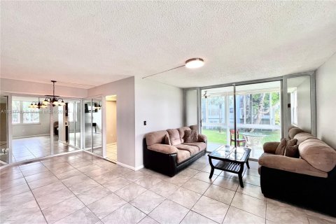 Copropriété à vendre à Tamarac, Floride: 2 chambres, 88.26 m2 № 1309791 - photo 1