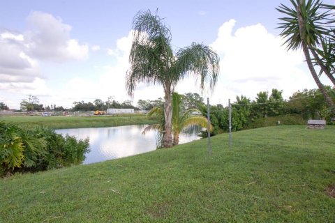 Villa ou maison à vendre à North Port, Floride: 2 chambres, 106.84 m2 № 1408231 - photo 3