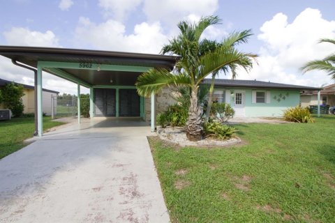 Villa ou maison à vendre à North Port, Floride: 2 chambres, 106.84 m2 № 1408231 - photo 2