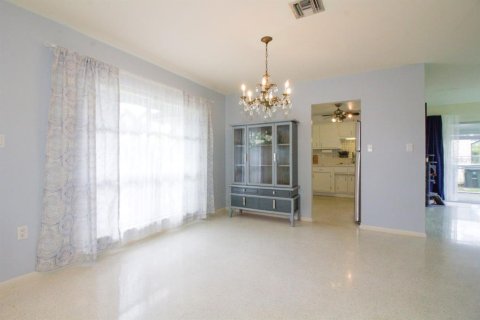 Villa ou maison à vendre à North Port, Floride: 2 chambres, 106.84 m2 № 1408231 - photo 7