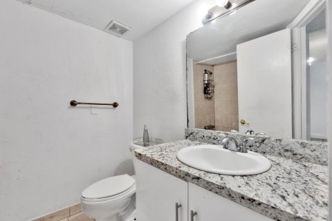 Condo in Sunrise, Florida, 2 bedrooms  № 1216160 - photo 15