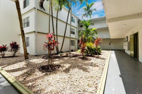 Condo in Sunrise, Florida, 2 bedrooms  № 1216160 - photo 13