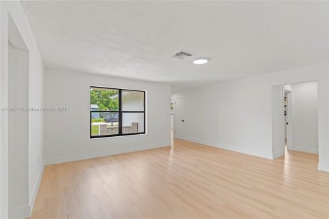 Villa ou maison à vendre à Miami, Floride: 5 chambres, 158.03 m2 № 1282388 - photo 5