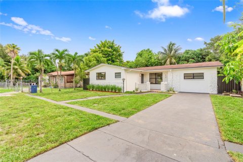 Villa ou maison à vendre à Miami, Floride: 5 chambres, 158.03 m2 № 1282388 - photo 1