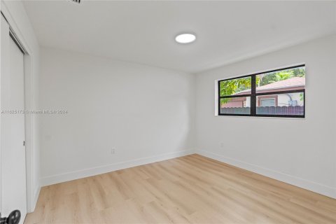 Casa en venta en Miami, Florida, 5 dormitorios, 158.03 m2 № 1282388 - foto 18