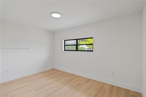 Casa en venta en Miami, Florida, 5 dormitorios, 158.03 m2 № 1282388 - foto 11