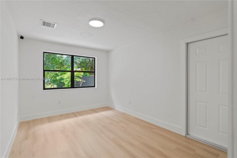 Casa en venta en Miami, Florida, 5 dormitorios, 158.03 m2 № 1282388 - foto 13