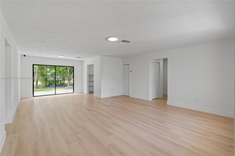 Villa ou maison à vendre à Miami, Floride: 5 chambres, 158.03 m2 № 1282388 - photo 3