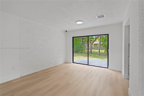 Casa en venta en Miami, Florida, 5 dormitorios, 158.03 m2 № 1282388 - foto 23