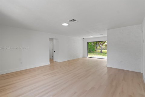 Casa en venta en Miami, Florida, 5 dormitorios, 158.03 m2 № 1282388 - foto 4