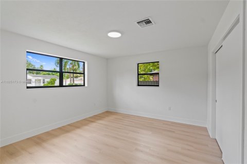 Casa en venta en Miami, Florida, 5 dormitorios, 158.03 m2 № 1282388 - foto 20