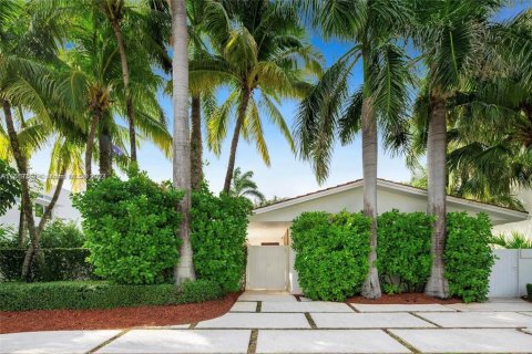 Купить виллу или дом в Голден-Бич, Флорида 4 спальни, 257.62м2, № 1146494 - фото 5
