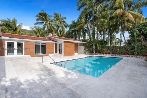 House in Golden Beach, Florida 4 bedrooms, 257.62 sq.m. № 1146494 - photo 6
