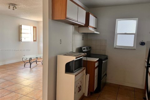 Condo in Hallandale Beach, Florida, 1 bedroom  № 1188945 - photo 10