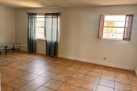 Condominio en venta en Hallandale Beach, Florida, 1 dormitorio, 64.1 m2 № 1188945 - foto 2