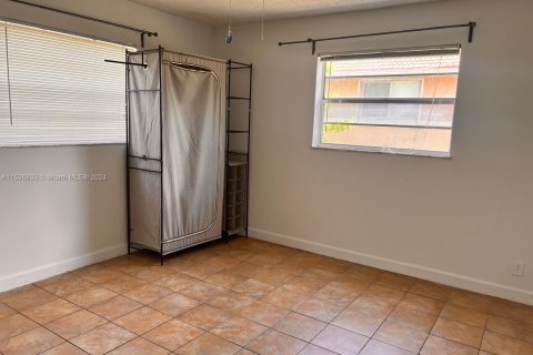 Condo in Hallandale Beach, Florida, 1 bedroom  № 1188945 - photo 11