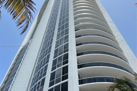 Copropriété à vendre à Sunny Isles Beach, Floride: 3 chambres, 280.19 m2 № 1127331 - photo 2