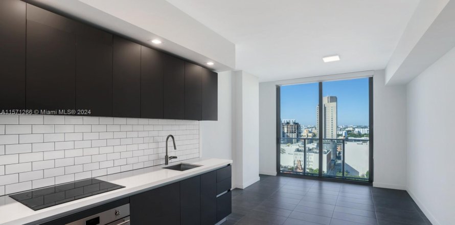 Condominio en Miami, Florida, 1 dormitorio  № 1127281