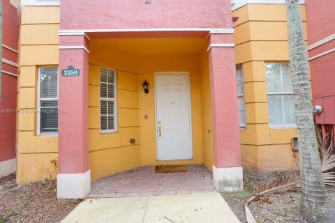 Condo in Royal Palm Beach, Florida, 3 bedrooms  № 938040 - photo 1