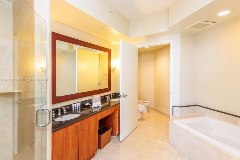 Condo in Sunny Isles Beach, Florida, 2 bedrooms  № 1404705 - photo 28