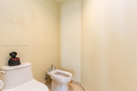 Condo in Sunny Isles Beach, Florida, 2 bedrooms  № 1404705 - photo 29