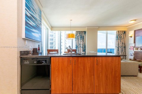 Condo in Sunny Isles Beach, Florida, 2 bedrooms  № 1404705 - photo 15