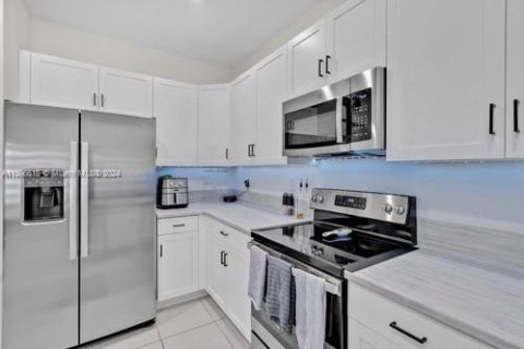 Adosado en venta en Hialeah, Florida, 3 dormitorios, 153.29 m2 № 1206645 - foto 24