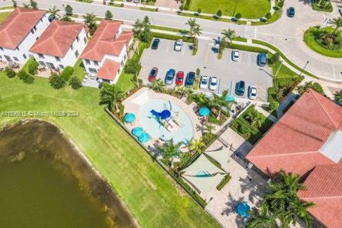 Adosado en venta en Hialeah, Florida, 3 dormitorios, 153.29 m2 № 1206645 - foto 3